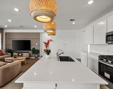 2816 Golden Isle Drive - Photo Thumbnail 12