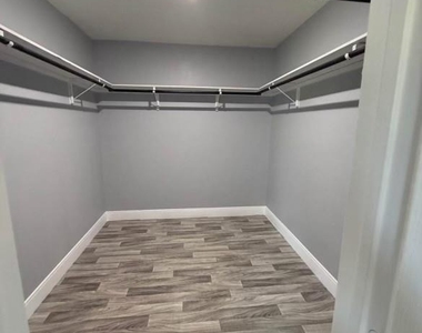 373 Brittany Lane - Photo Thumbnail 9