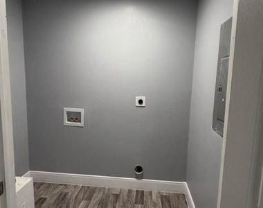 373 Brittany Lane - Photo Thumbnail 10