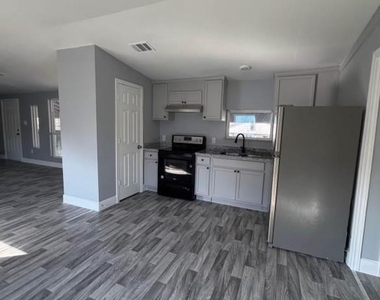 373 Brittany Lane - Photo Thumbnail 4