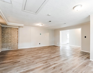 2811 26th Street - Photo Thumbnail 7