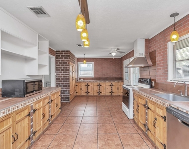 602 Everett Street - Photo Thumbnail 14