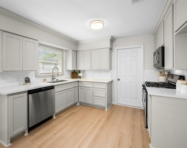 10206 Alta Loma Way - Photo Thumbnail 3