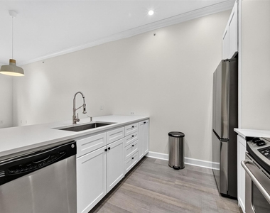 100 Willard Street - Photo Thumbnail 3