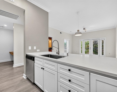 100 Willard Street - Photo Thumbnail 4