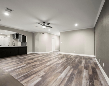 8126 Sports Haven Drive - Photo Thumbnail 11