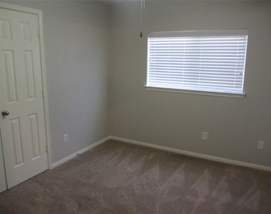 9302 Lakeway View Lane - Photo Thumbnail 5