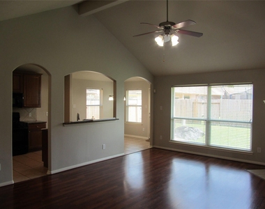 9302 Lakeway View Lane - Photo Thumbnail 4