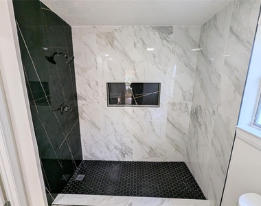809 Glen Hollow Drive - Photo Thumbnail 16