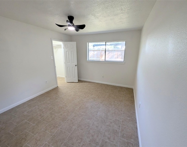 809 Glen Hollow Drive - Photo Thumbnail 21