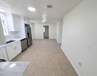 809 Glen Hollow Drive - Photo Thumbnail 3