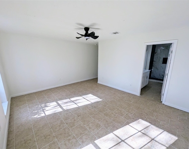 809 Glen Hollow Drive - Photo Thumbnail 14