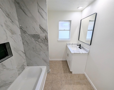 809 Glen Hollow Drive - Photo Thumbnail 24