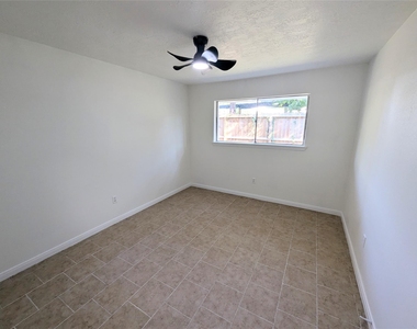 809 Glen Hollow Drive - Photo Thumbnail 19
