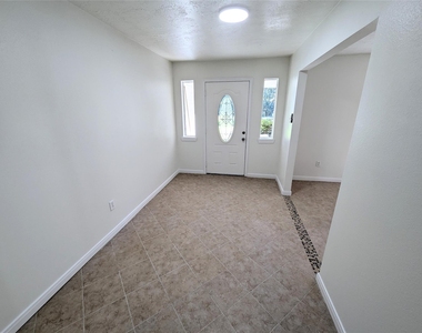 809 Glen Hollow Drive - Photo Thumbnail 4