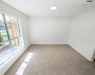 809 Glen Hollow Drive - Photo Thumbnail 9