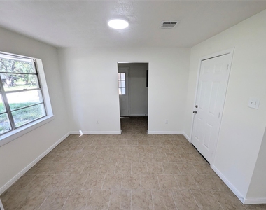 809 Glen Hollow Drive - Photo Thumbnail 11