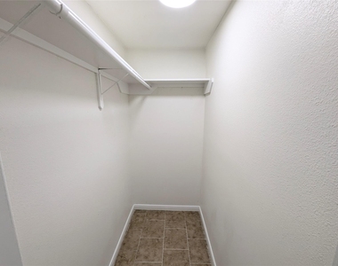 809 Glen Hollow Drive - Photo Thumbnail 23