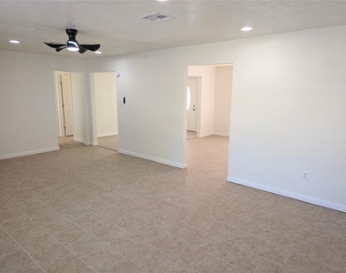 809 Glen Hollow Drive - Photo Thumbnail 12