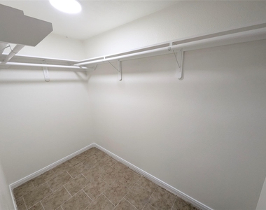 809 Glen Hollow Drive - Photo Thumbnail 18
