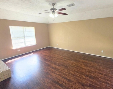 423 N Compass Rose Circle - Photo Thumbnail 2