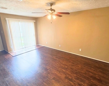 423 N Compass Rose Circle - Photo Thumbnail 8