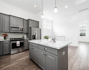 2103 Naomi Street - Photo Thumbnail 4