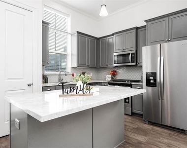 2103 Naomi Street - Photo Thumbnail 6