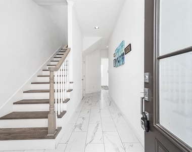 2103 Naomi Street - Photo Thumbnail 8