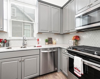 2103 Naomi Street - Photo Thumbnail 7