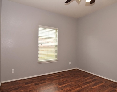 2422 Seahorse Bend Drive - Photo Thumbnail 5
