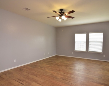 2422 Seahorse Bend Drive - Photo Thumbnail 13