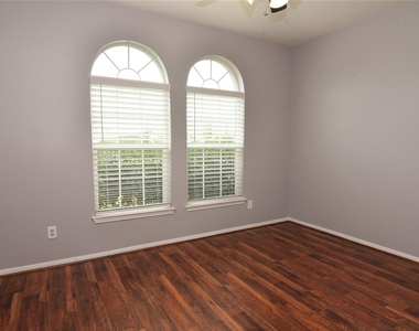 2422 Seahorse Bend Drive - Photo Thumbnail 6