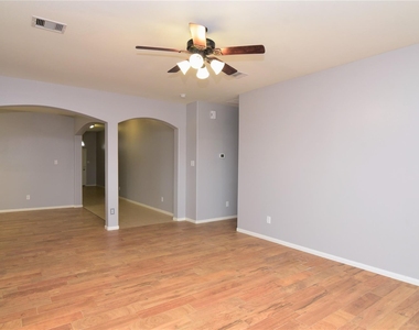 2422 Seahorse Bend Drive - Photo Thumbnail 3