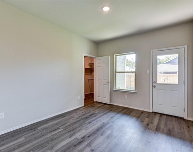 407 E Avenue G - Photo Thumbnail 11