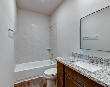 407 E Avenue G - Photo Thumbnail 14