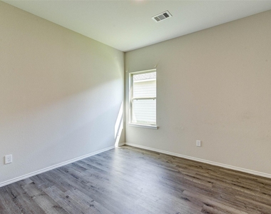 407 E Avenue G - Photo Thumbnail 10