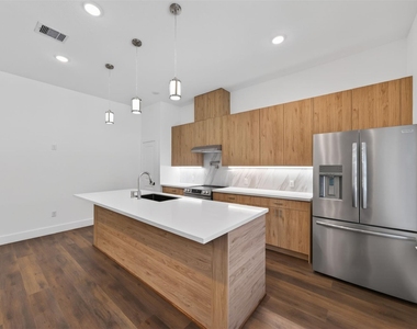 2714 Drew Street - Photo Thumbnail 4