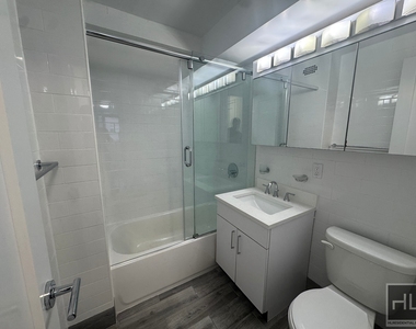 East 56 Street - Photo Thumbnail 4