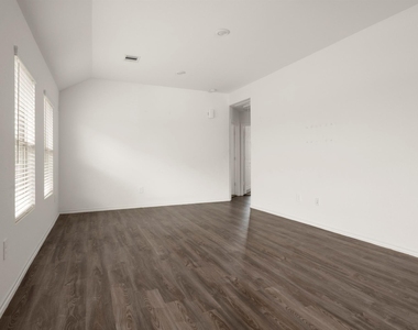 843 Deerhurst - Photo Thumbnail 4