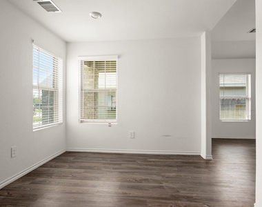 843 Deerhurst - Photo Thumbnail 8