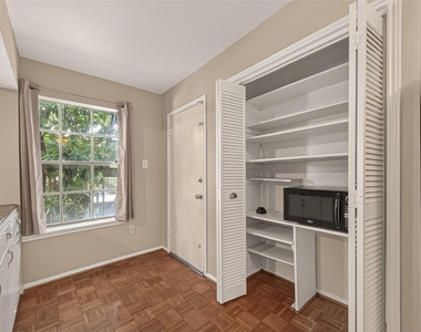 408 N Post Oak Lane - Photo Thumbnail 12