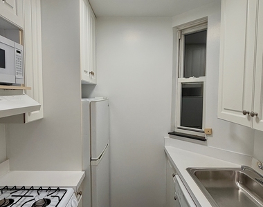 East 81 Street - Photo Thumbnail 2