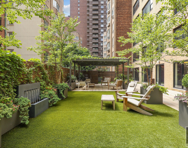 West 58th Street - Photo Thumbnail 5