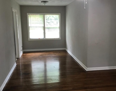 2702 N Camp Circle - Photo Thumbnail 9