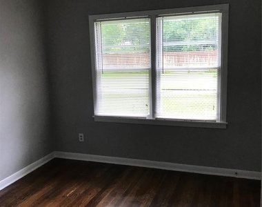 2702 N Camp Circle - Photo Thumbnail 3