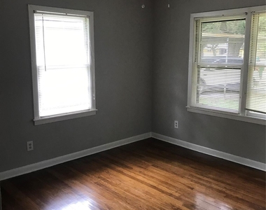 2702 N Camp Circle - Photo Thumbnail 4