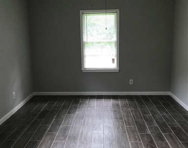 2702 N Camp Circle - Photo Thumbnail 2