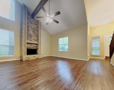 11 Brentwood Oaks Court - Photo Thumbnail 2