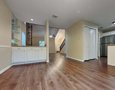 11 Brentwood Oaks Court - Photo Thumbnail 4